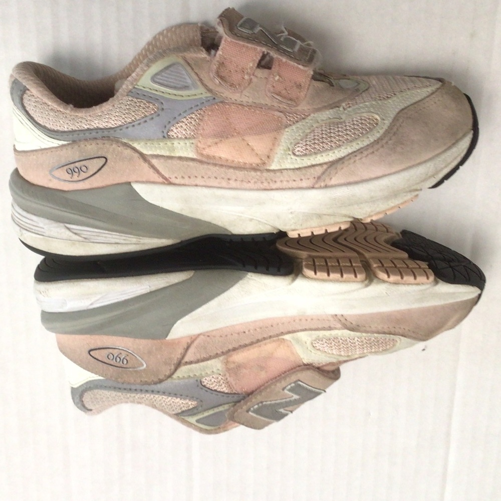 New Balance Sneakers $10 or BEST OFFER - Picture 3 of 7